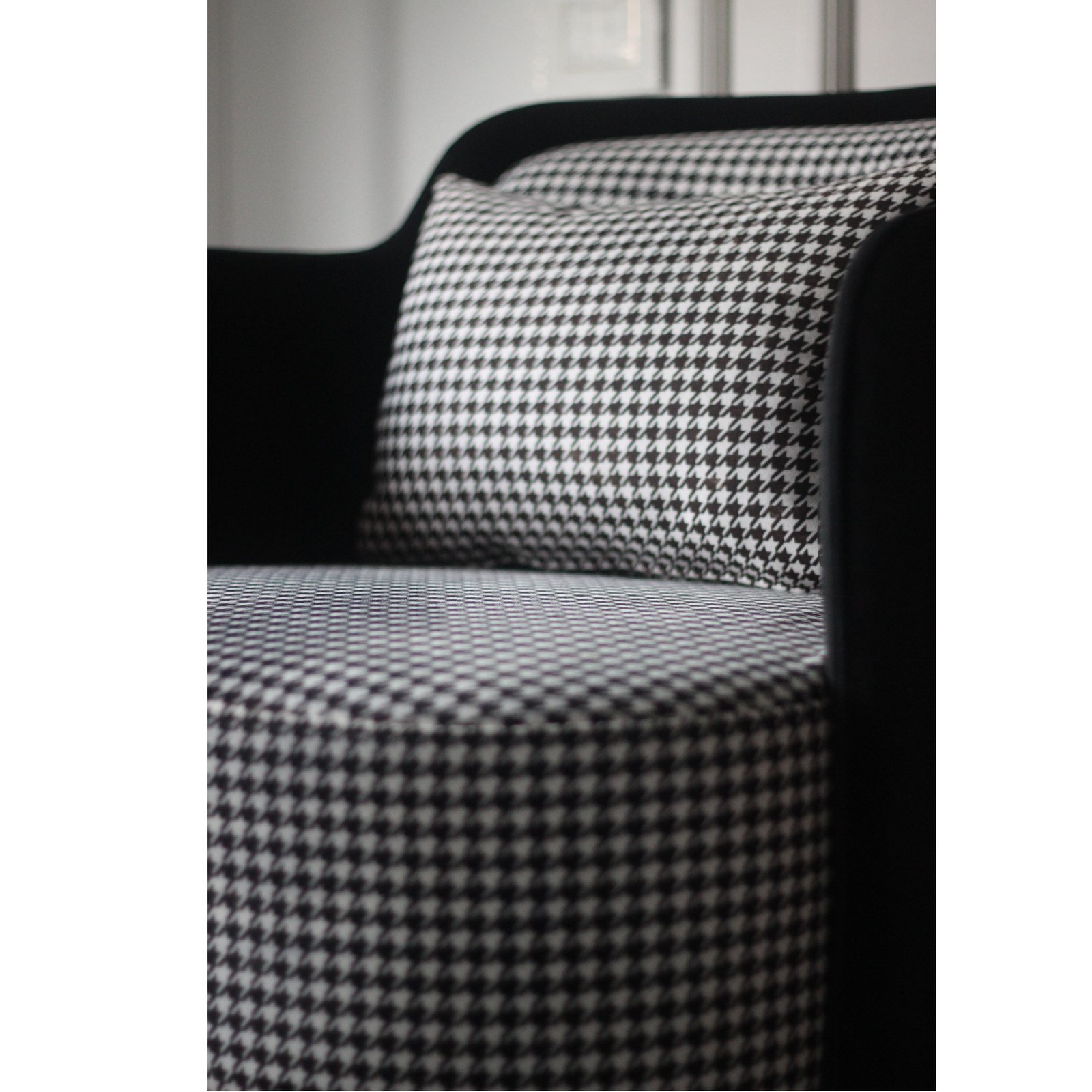 Close detail of the houndstooth bolster